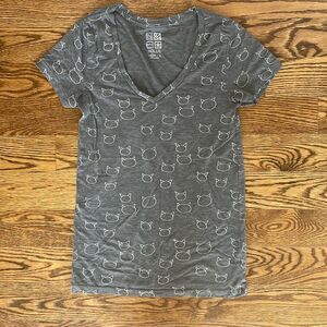 UO Nollie Short Sleeve V Neck Tee Graphic Pattern Cats Cute Gray Size Sm
